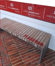 plauderbank vor dem willkommensbuero